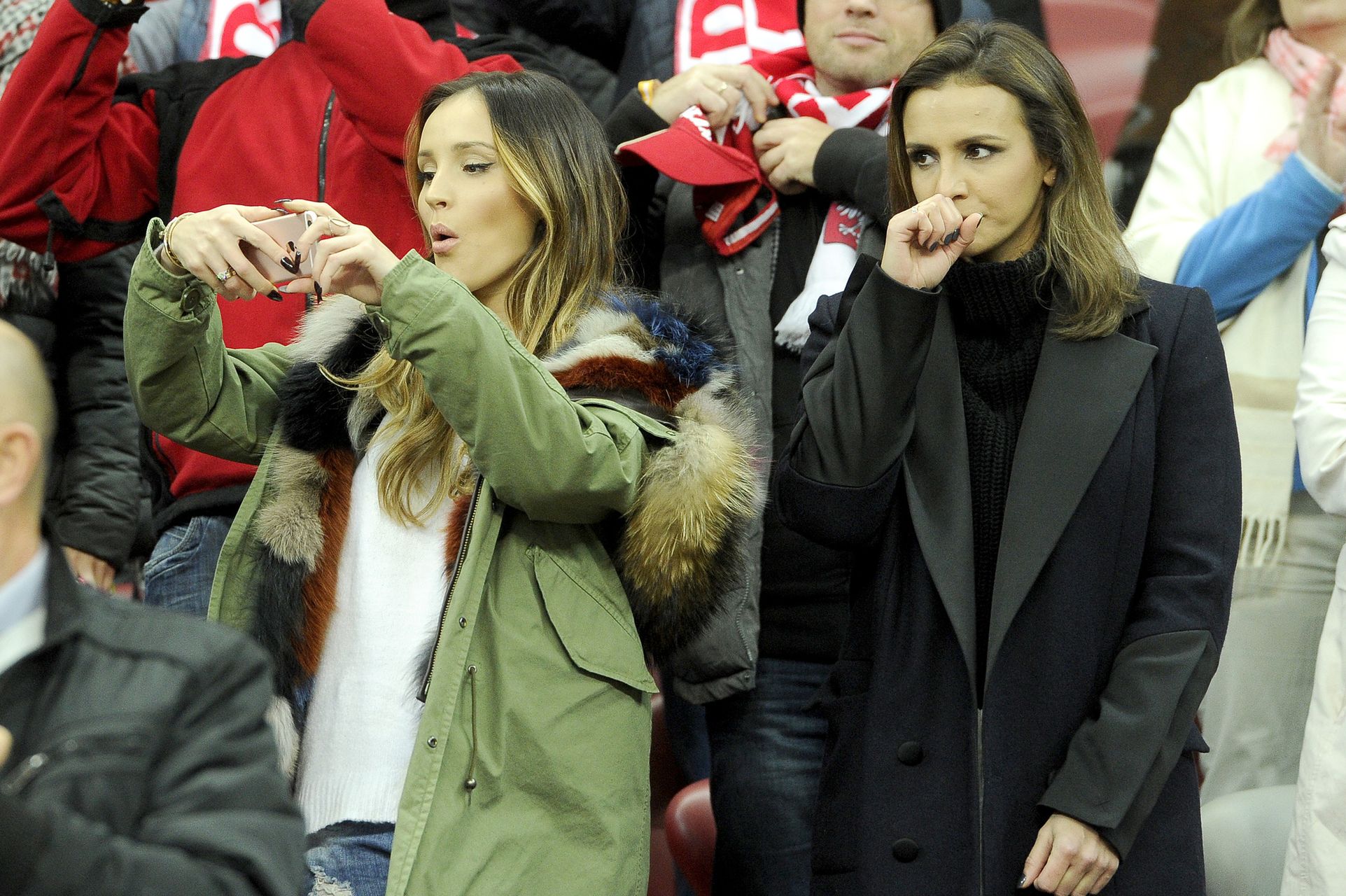 Marina pozuje na tle samolotu: Wiadomo jak moje samoloty... Marina pozuje na tle samolotu: Wiadomo jak moje samoloty...