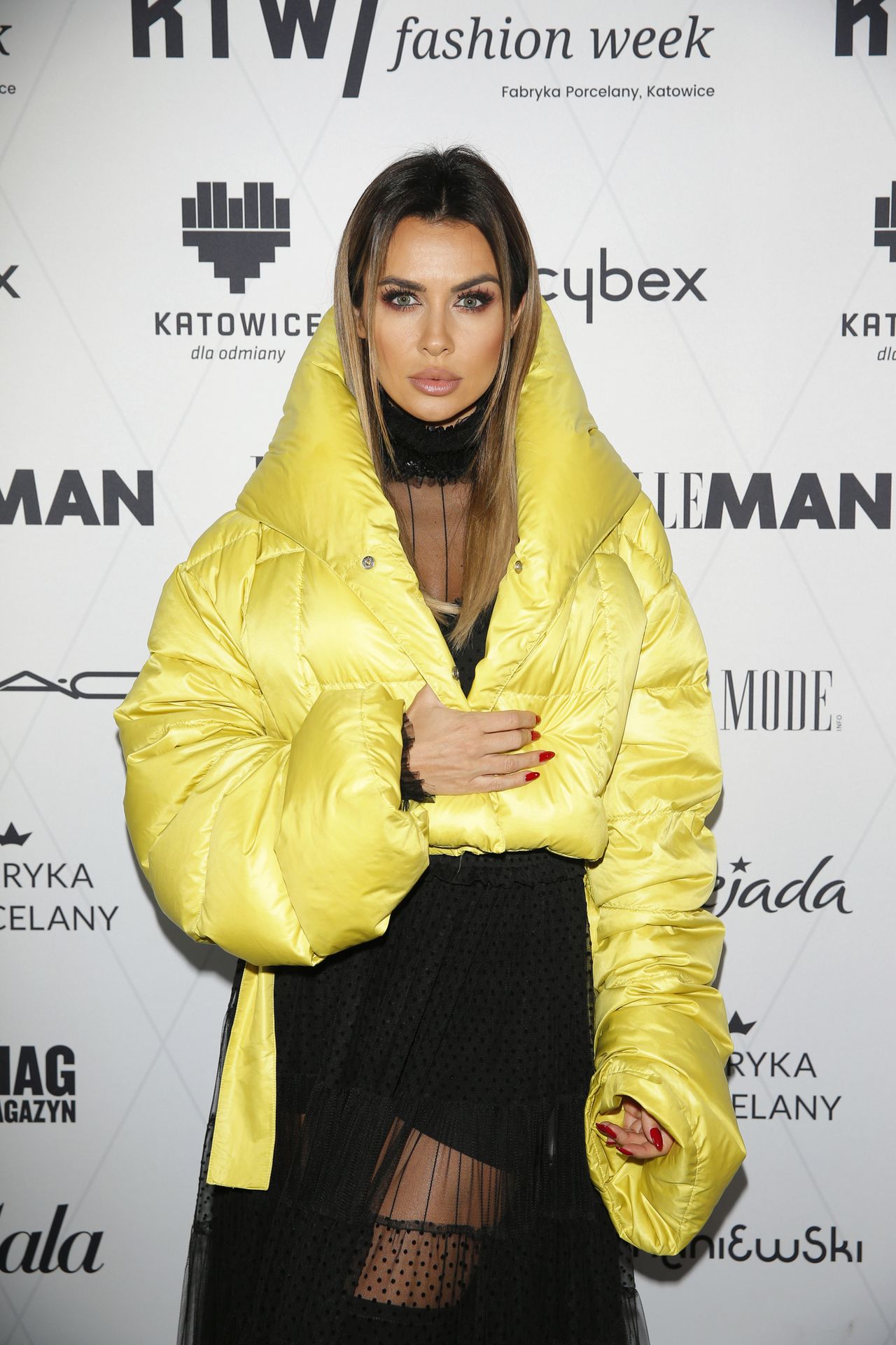 Natalia Siwieci Kasia Sokołowska w mega krótkich puchówkach (ZDJĘCIA)