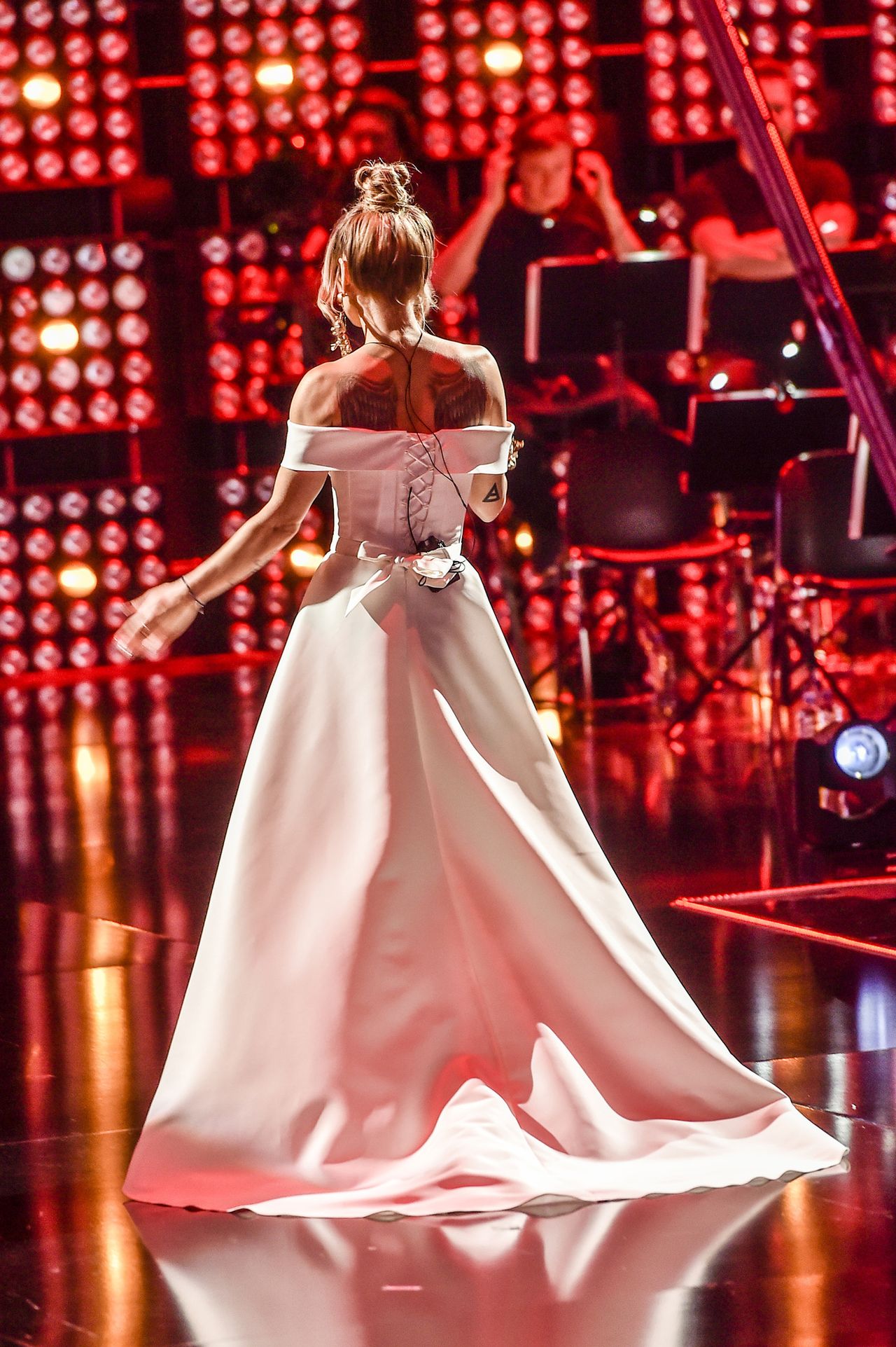 Doda w finale The Voice w długiej, białej sukni zaśpiewała nowy singiel ZDJĘCIA Doda w finale The Voice w długiej, białej sukni zaśpiewała nowy singiel ZDJĘCIA