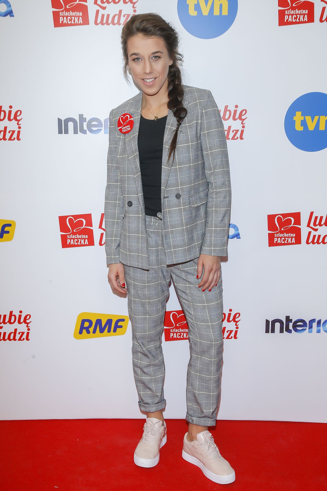 Rozenek-Majdan w długiej białej sukni, Jabłczyńska na gali Szachetnej Paczki Rozenek-Majdan w długiej białej sukni, Jabłczyńska na gali Szachetnej Paczki