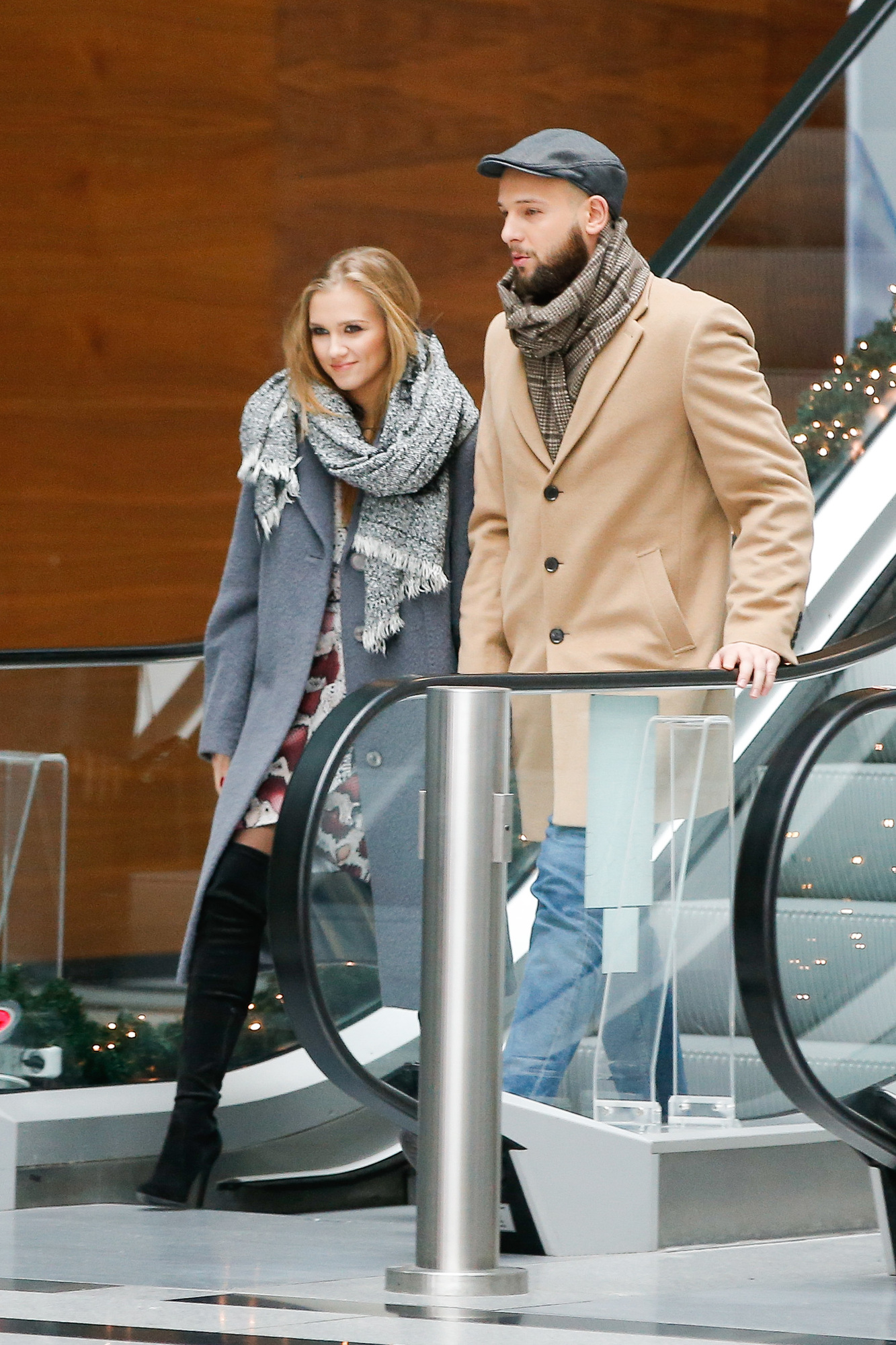 Agnieszka Kaczorowska z mężem pod studiem TVP - widać ciążowe krągłości?