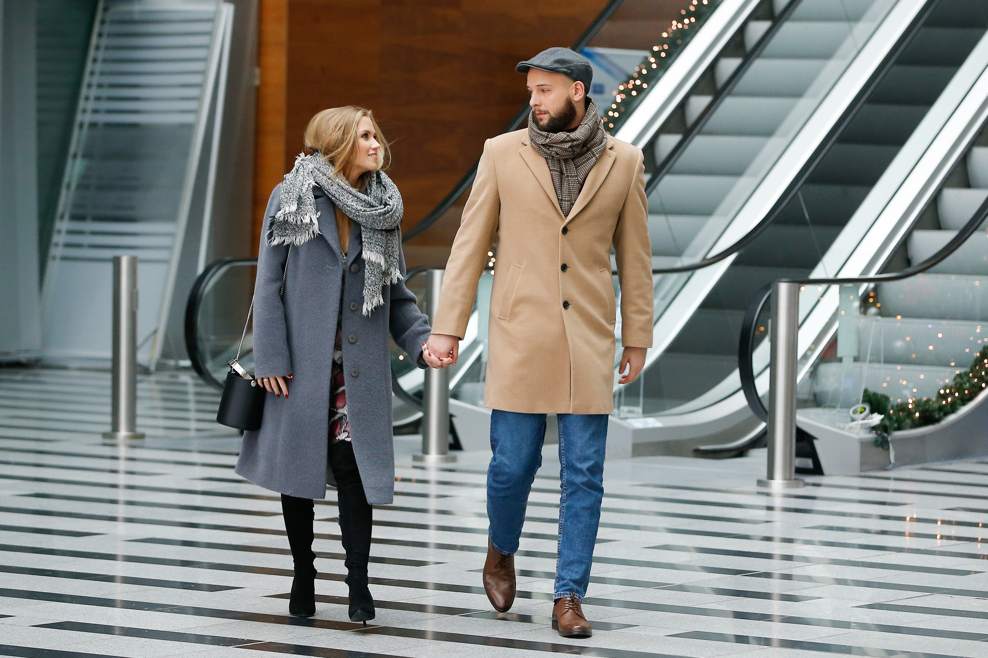 Agnieszka Kaczorowska z mężem pod studiem TVP - widać ciążowe krągłości?