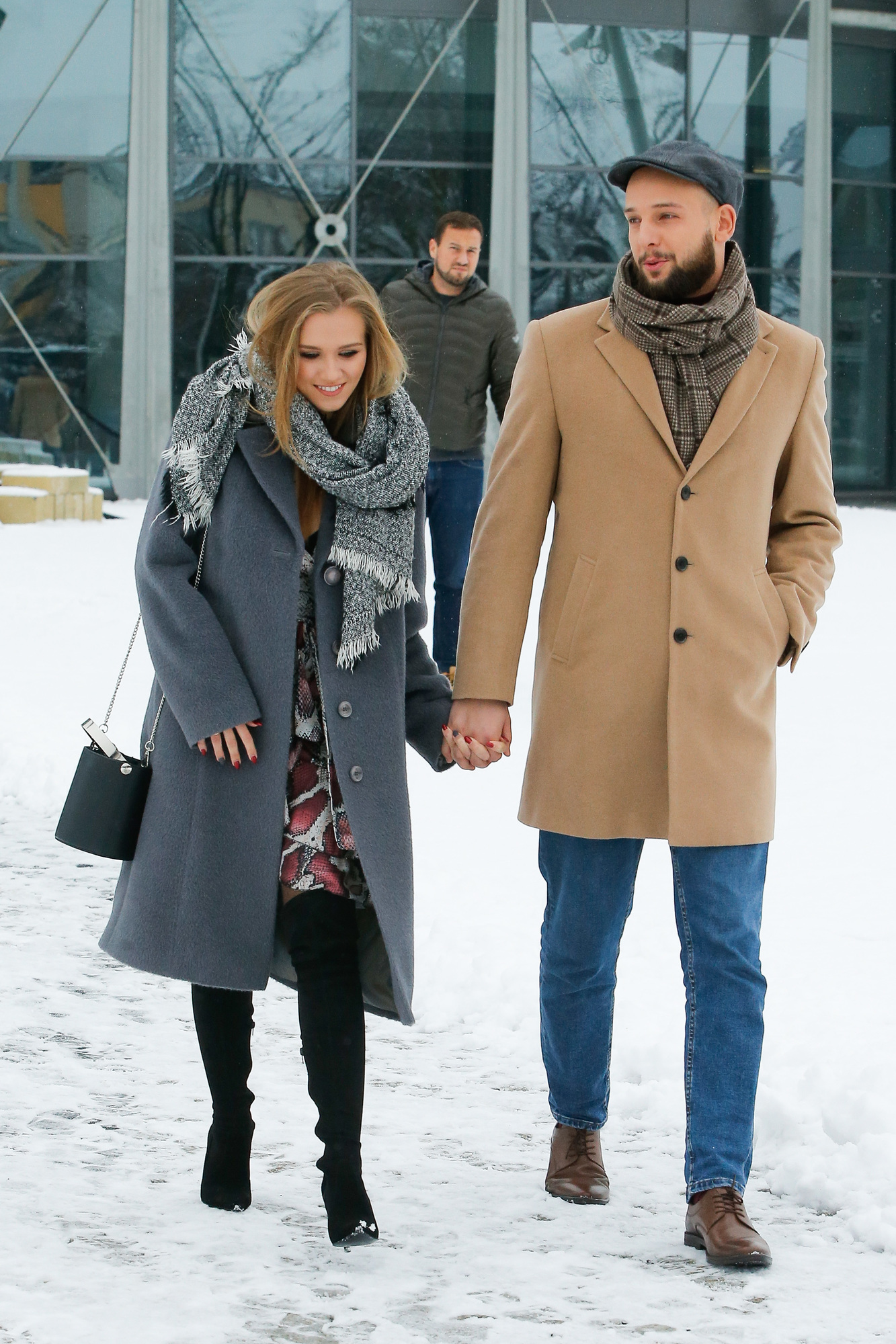 Agnieszka Kaczorowska z mężem pod studiem TVP - widać ciążowe krągłości?