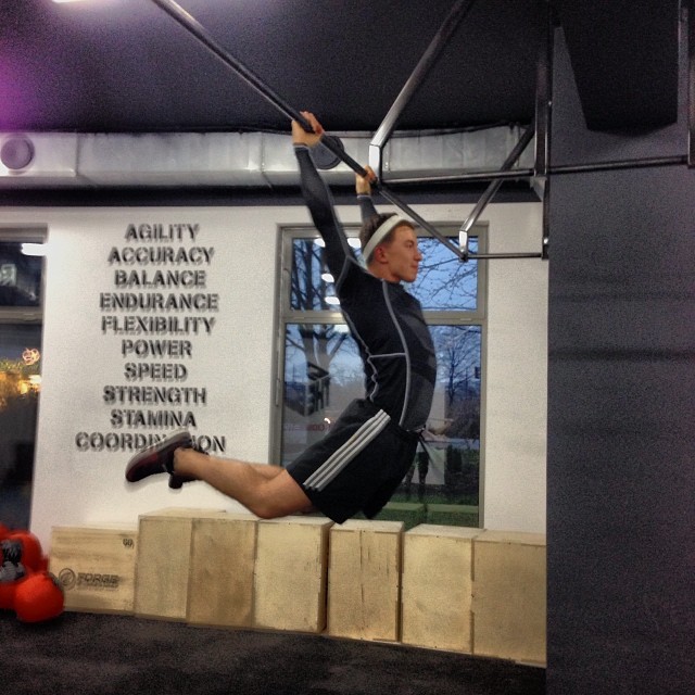 Od ostrych treningów crossfit ma rany na rękach (FOTO)