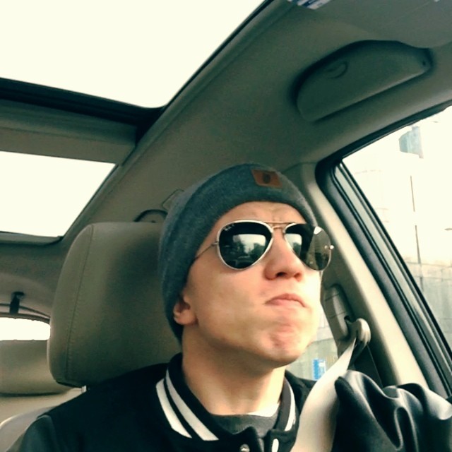 Od ostrych treningów crossfit ma rany na rękach (FOTO)