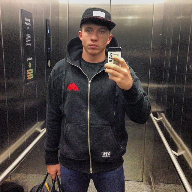 Od ostrych treningów crossfit ma rany na rękach (FOTO)