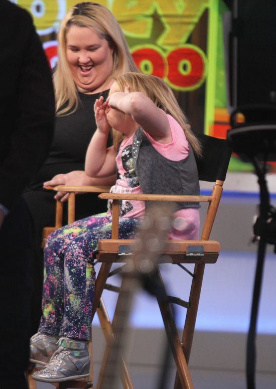 8-letnia Honey Boo Boo w pełnym makijażu udziela wywiadu 8-letnia Honey Boo Boo w pełnym makijażu udziela wywiadu