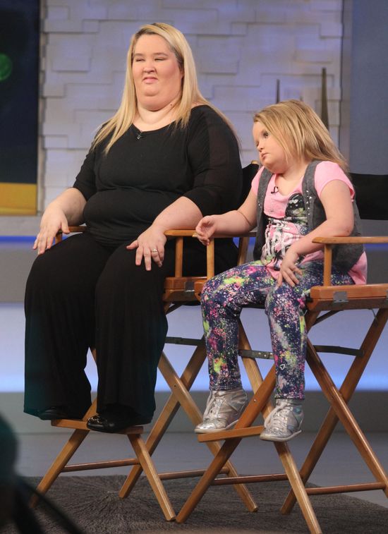 8-letnia Honey Boo Boo w pełnym makijażu udziela wywiadu 8-letnia Honey Boo Boo w pełnym makijażu udziela wywiadu