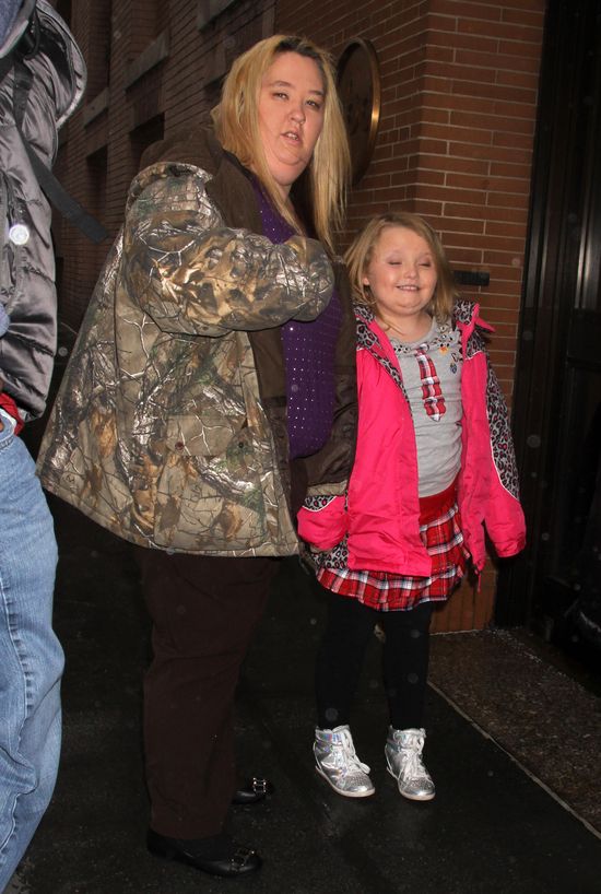 8-letnia Honey Boo Boo w pełnym makijażu udziela wywiadu 8-letnia Honey Boo Boo w pełnym makijażu udziela wywiadu