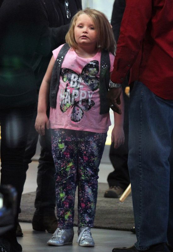 8-letnia Honey Boo Boo w pełnym makijażu udziela wywiadu 8-letnia Honey Boo Boo w pełnym makijażu udziela wywiadu