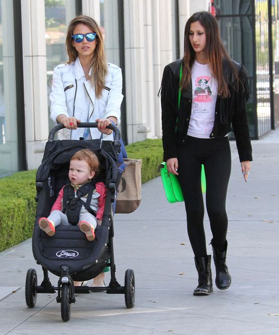 Czyja jest ta rozbrykana dziewczynka?