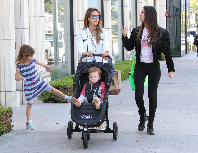 Czyja jest ta rozbrykana dziewczynka?