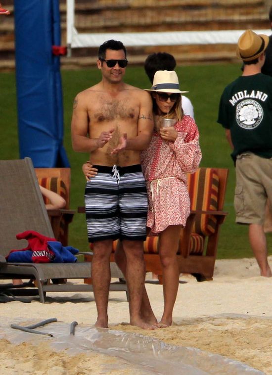 Jessica Alba - plażowej sielanki ciąg dalszy (FOTO)