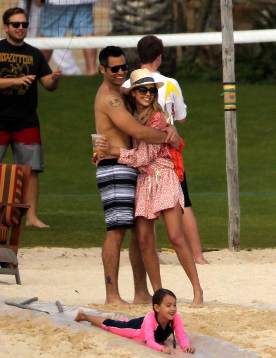 Jessica Alba - plażowej sielanki ciąg dalszy (FOTO)
