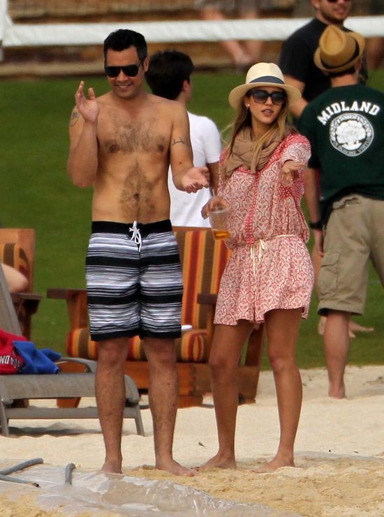 Jessica Alba - plażowej sielanki ciąg dalszy (FOTO)