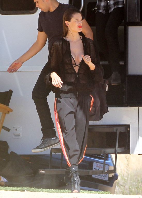 Kosmiczna sesja Alessandry Ambrosio (FOTO) Kosmiczna sesja Alessandry Ambrosio (FOTO)