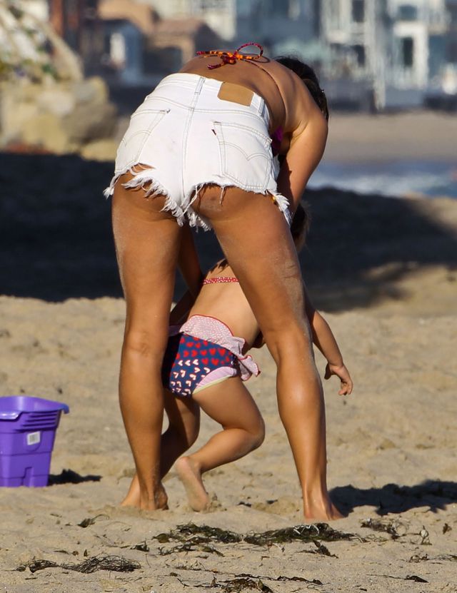 Opalone nogi w seksownych szortach (FOTO)