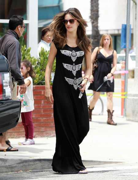 Alessandra Ambrosio prywatnie stawia na luz (FOTO)