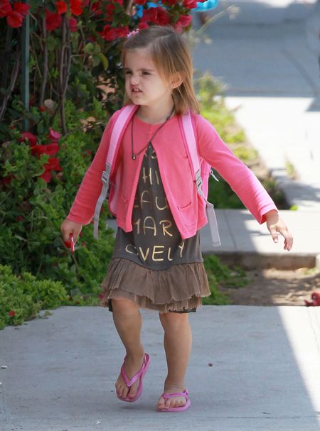 Anja, córka Alessandry Ambrosio, jak na wybiegu (FOTO)
