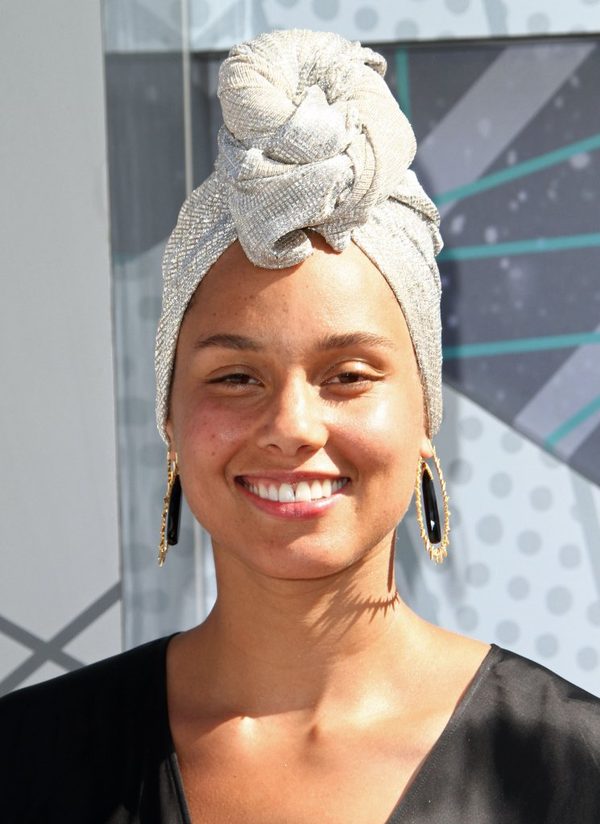 Piegi, przebarwienia - tym razem Alicia Keys nie użyła nawet podkładu? (FOTO)
