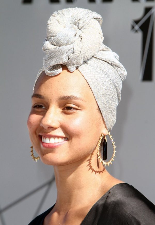 Piegi, przebarwienia - tym razem Alicia Keys nie użyła nawet podkładu? (FOTO)