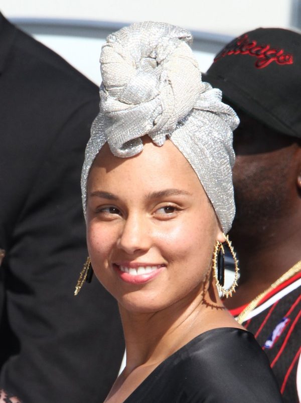 Piegi, przebarwienia - tym razem Alicia Keys nie użyła nawet podkładu? (FOTO)