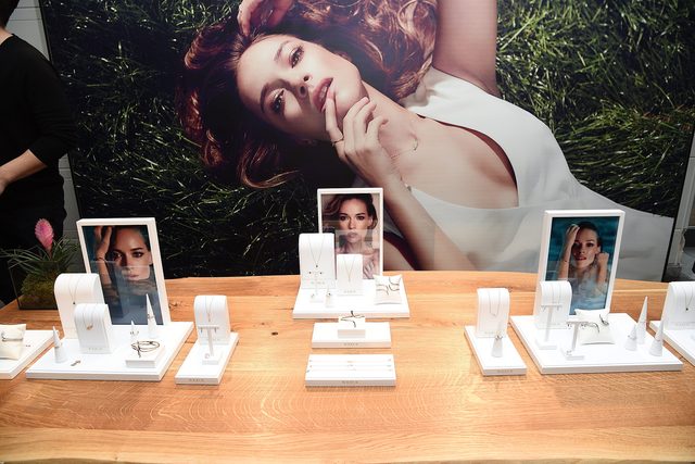 Alicja Bachleda w szmaragdowej spódnicy na pokazie biżuterii