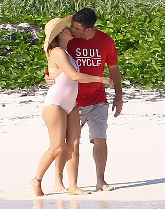 Alyssa Milano karmi piersią 16-miesięczną córkę (Instagram)