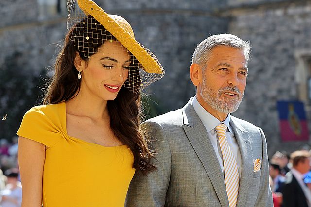 Cała na żółto Amal Clooney na królewskim ślubie (ZDJĘCIA)