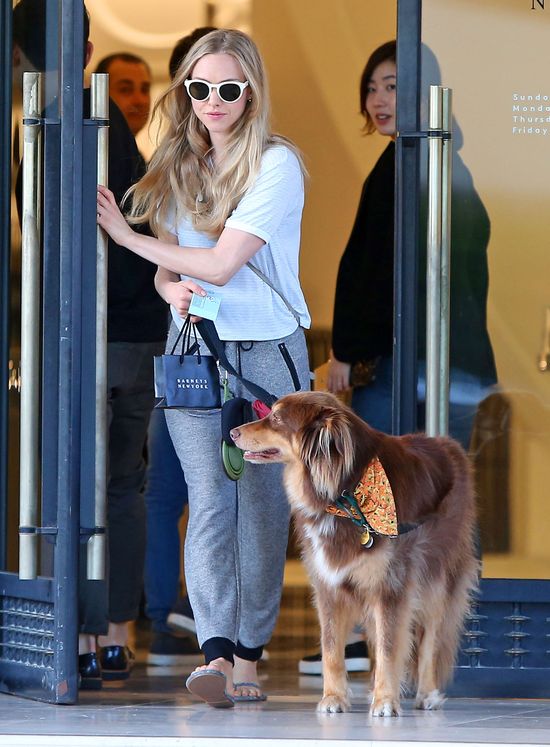 Amanda Seyfried na spacerze jak na wybiegu (FOTO)