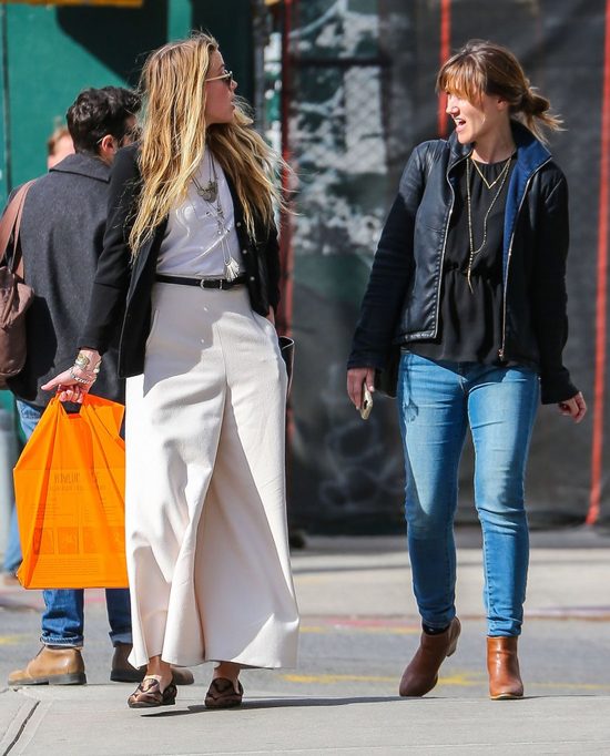 Nie dziwimy się Johnny'emu, że stracił dla niej głowę (FOTO)