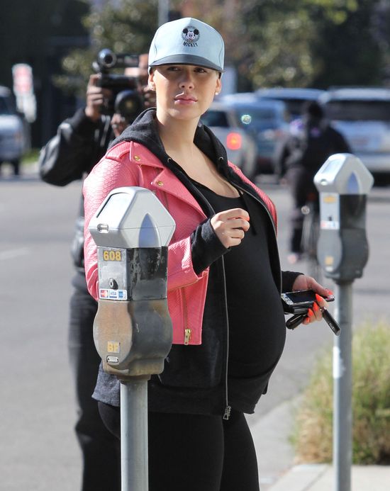 Jestem BOGATA, mówi napis na kurtce (FOTO)