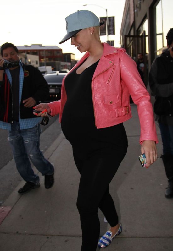 Jestem BOGATA, mówi napis na kurtce (FOTO)