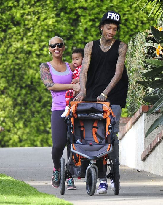 Amber Rose z rodzinką na spacerze (FOTO)