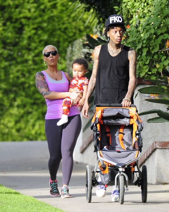 Amber Rose z rodzinką na spacerze (FOTO)