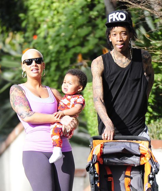 Amber Rose z rodzinką na spacerze (FOTO)