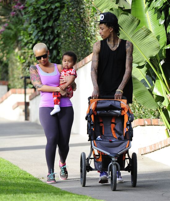 Amber Rose z rodzinką na spacerze (FOTO)