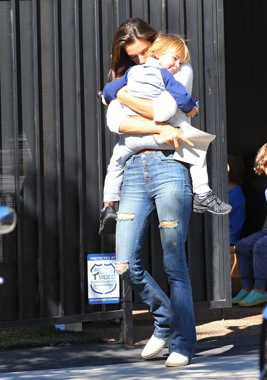 Alessandra Ambrosio zeszła z nieba na ziemię (FOTO)