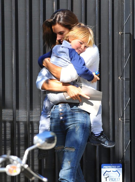 Alessandra Ambrosio zeszła z nieba na ziemię (FOTO)