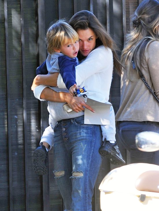 Alessandra Ambrosio zeszła z nieba na ziemię (FOTO)