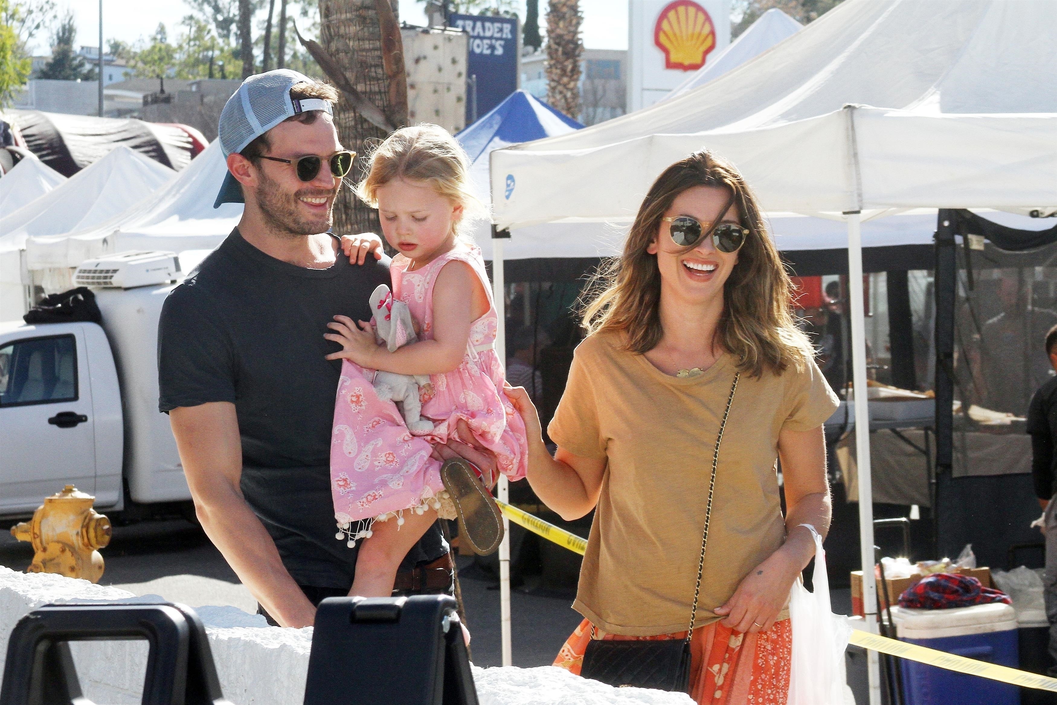 Amelia Warner w Starbucksie z mężem, a fanki: O, pan GREY!