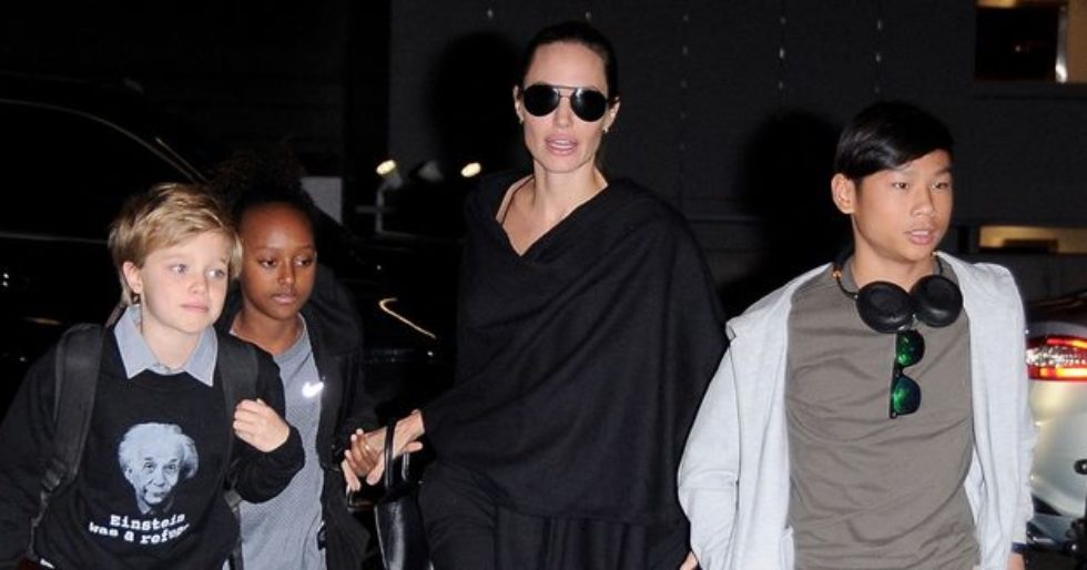Angelina Jolie z Shiloh, Zaharą i Paxem na lotnisku (FOTO) Angelina Jolie z Shiloh, Zaharą i Paxem na lotnisku (FOTO)