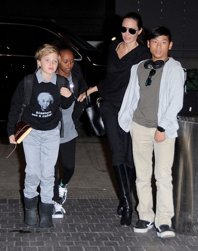 Angelina Jolie z Shiloh, Zaharą i Paxem na lotnisku (FOTO) Angelina Jolie z Shiloh, Zaharą i Paxem na lotnisku (FOTO)