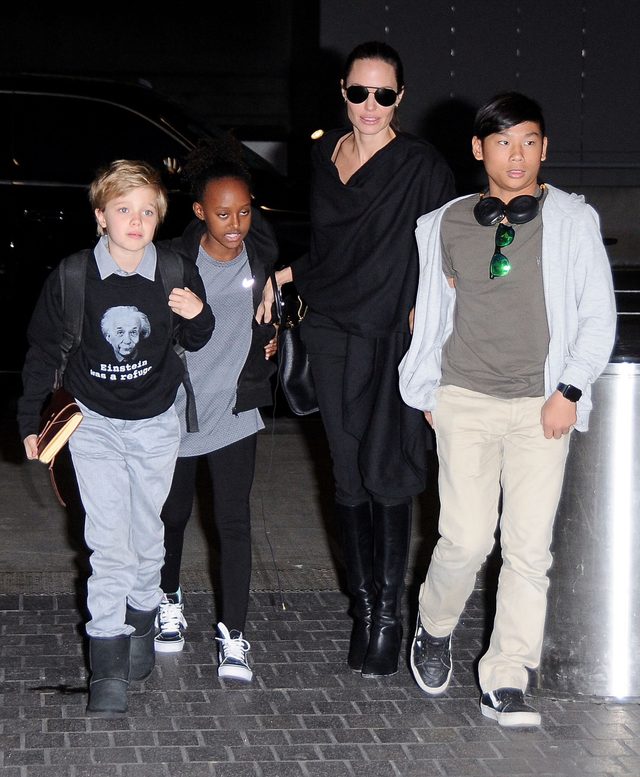 Angelina Jolie z Shiloh, Zaharą i Paxem na lotnisku (FOTO)