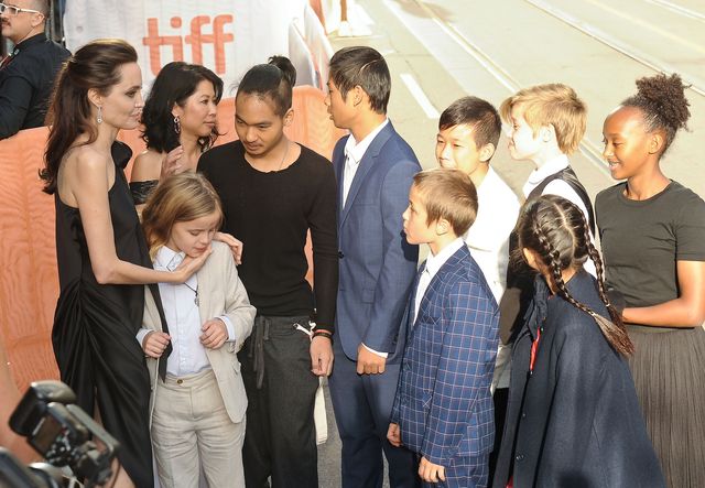 Angelina Jolie na premierze w OBSIKANEJ sukni