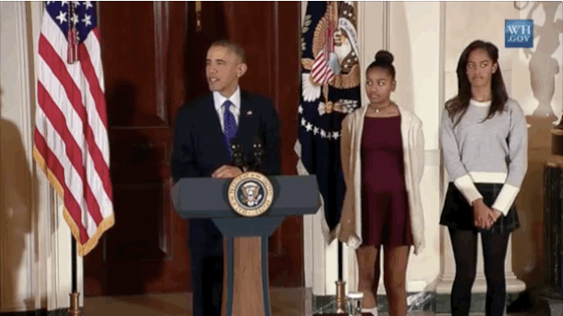 Znudzone i źle ubrane Obamówny podczas ułaskawiania indyka