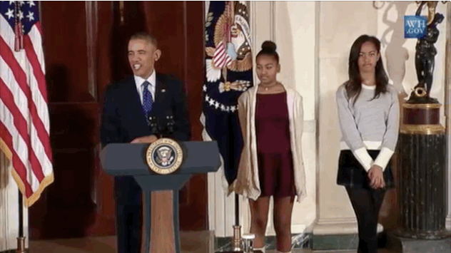 Znudzone i źle ubrane Obamówny podczas ułaskawiania indyka