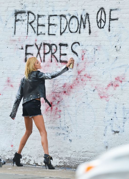 Anja Rubik przyłapana ze sprayem w ręce! (FOTO)