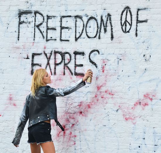 Anja Rubik przyłapana ze sprayem w ręce! (FOTO)