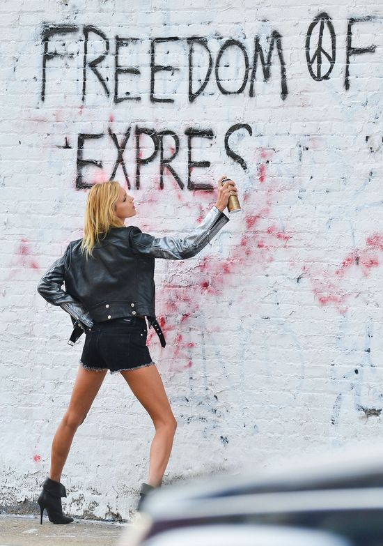 Anja Rubik przyłapana ze sprayem w ręce! (FOTO)